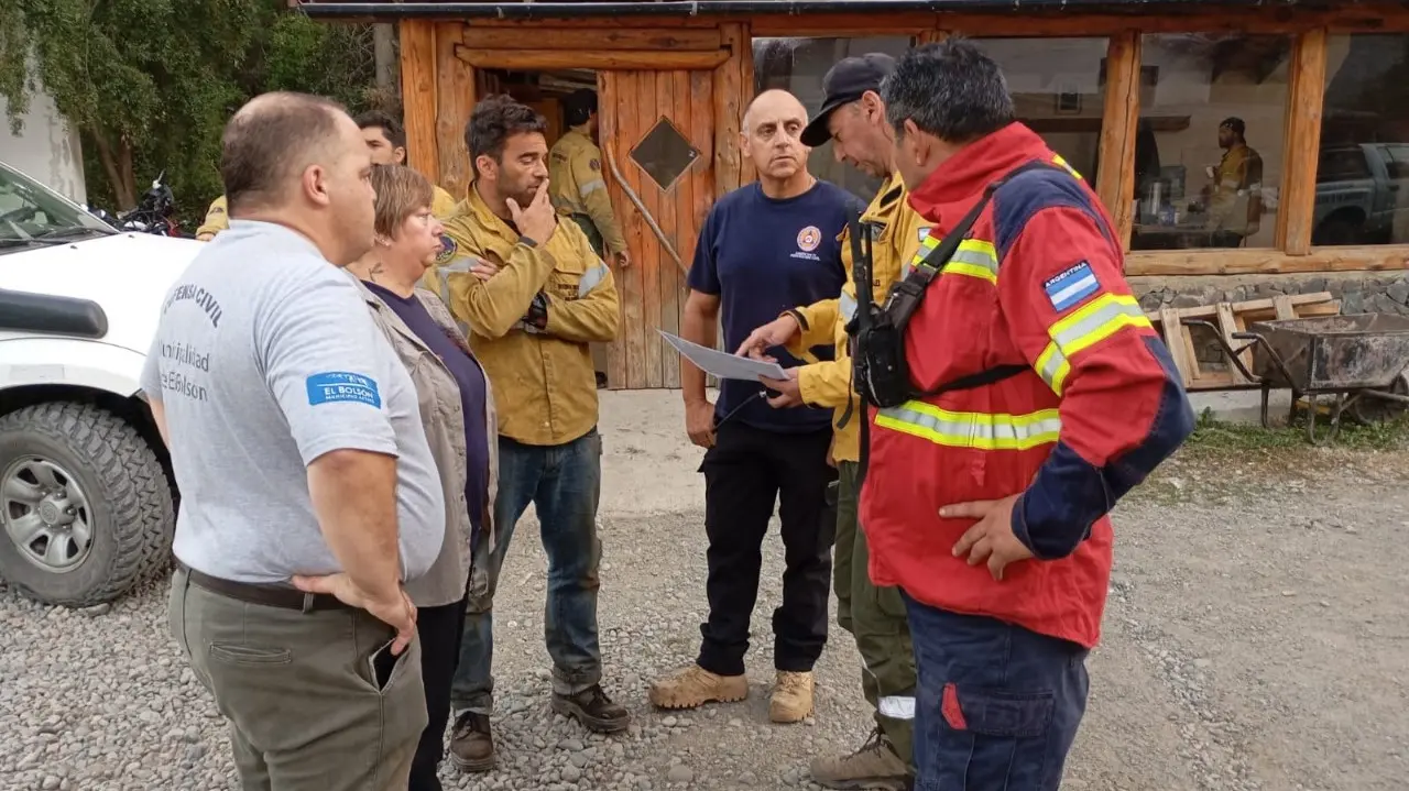 Amplio despliegue por incendio en El Bolsón: Weretilneck llegó al lugar