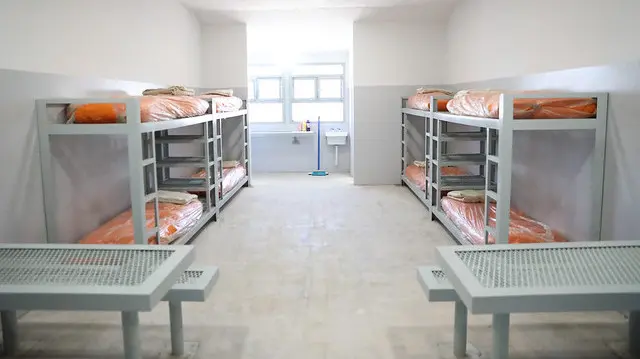 Inició el traslado de los detenidos en comisarías hacia el Penal de Roca